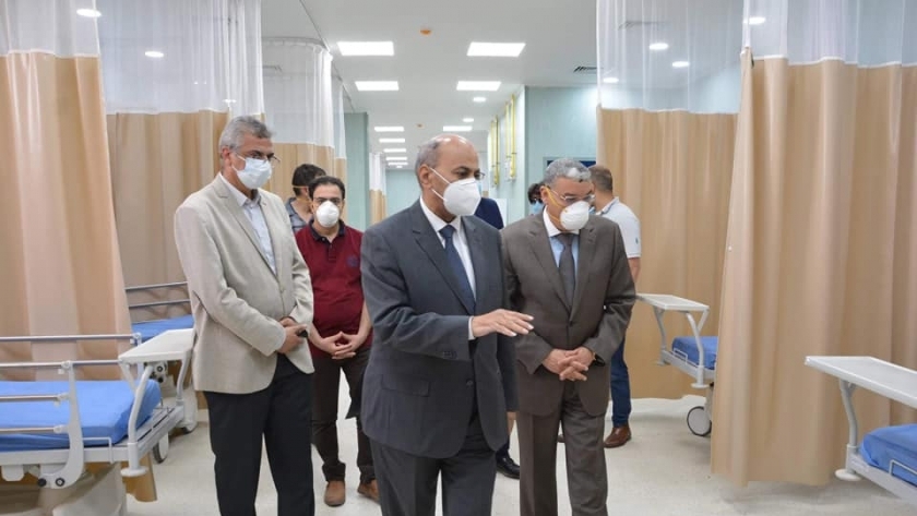 محافظ المنيا ورئيس الجامعة تفقدان المستشفيات