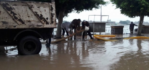 بالصور| الحماية المدنية بكفر الشيخ تشارك في رفع مياه الأمطار من شوارع "فوة"