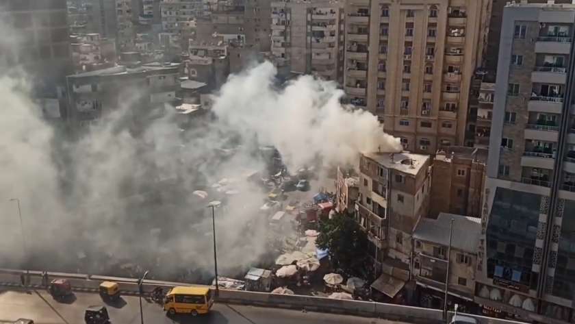 حريق أعلى عقار في شرق الإسكندرية