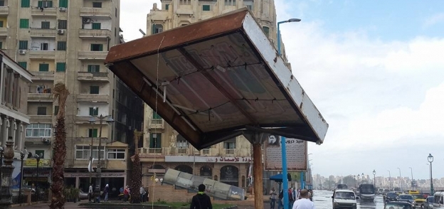 سقوط اللوحات الإعلانية على كورنيش الإسكندرية