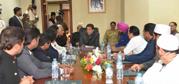 لقاء حضره رئيس الوزراء الباكستاني مع "سفير السلام" الهندي