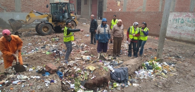 "هنساعدك" حملة مستقبل وطن بكفرالزيات لتنظيف الشوارع من القمامة