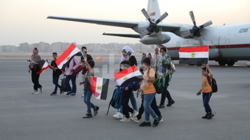 مصريون عائدون من السودان إلى قاعدة شرق القاهرة الجوية