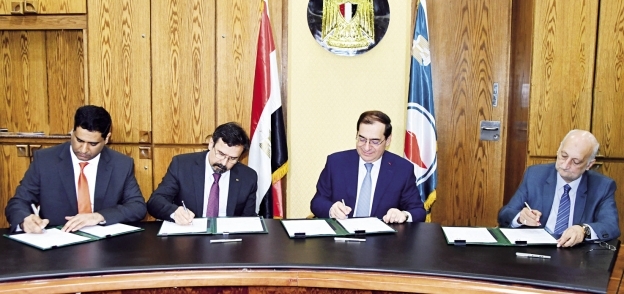 وزير البترول خلال توقيع العقد مع الشركة الإماراتية