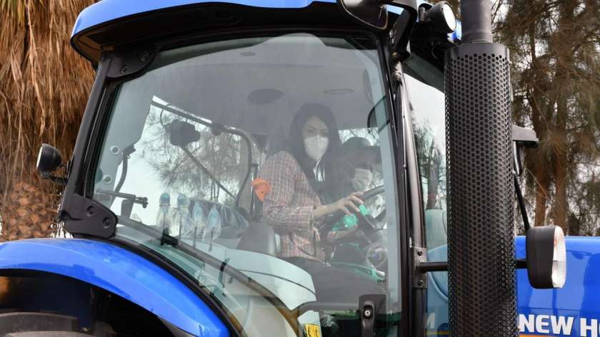 وزيرة التعاون تقود جراراَ خلال تفقدها مشروع الميكنة الزراعية بالفيوم