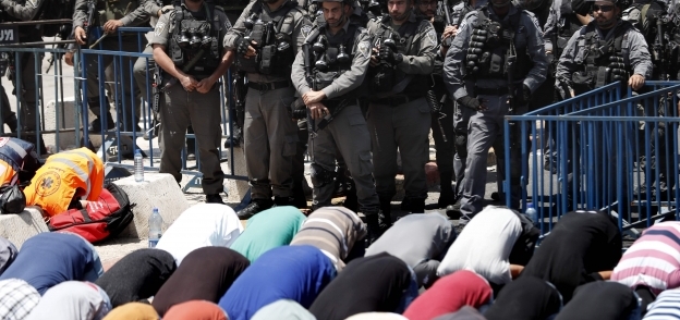 جيش الاحتلال الإسرائيلى يحاصر المصلين الفلسطينيين أمام المسجد الأقصى أمس «أ. ف. ب»