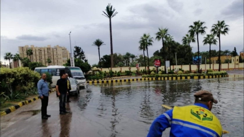 بالصور.. "نهضة مصر" تبدأ في كسح مياه الأمطار من الشوارع في الإسكندرية