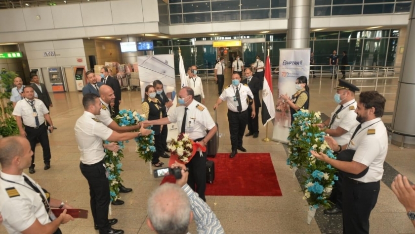 مصر للطيران ومطار نيويورك يحتفلان بتكريم الطيار هشام شرف خلال أخر رحلة له