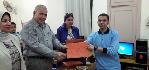 عادل عثمان مدير إدارة الهرم يكرم الطلاب أحد الطلاب المتميزين في الكمبيوتر