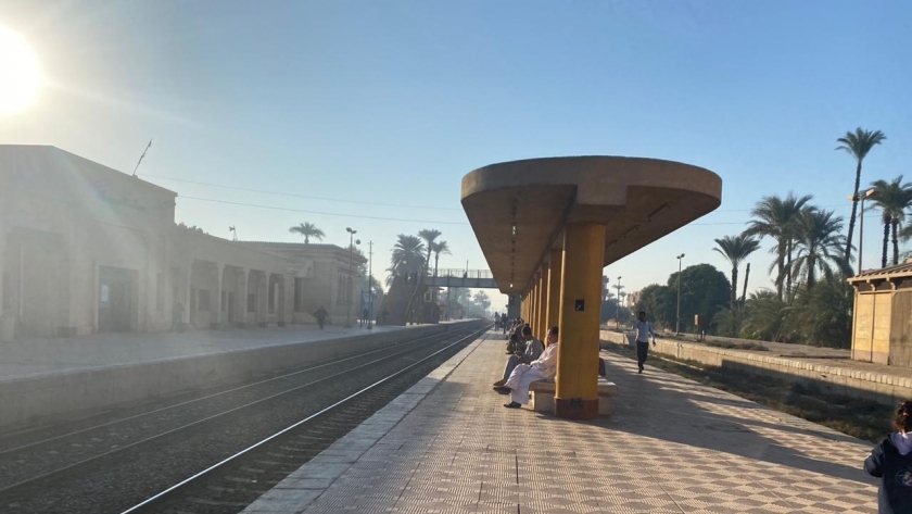 "قطار مميز" ينسي التوقف ويترك الركاب علي محطة العسيرات بسوهاج