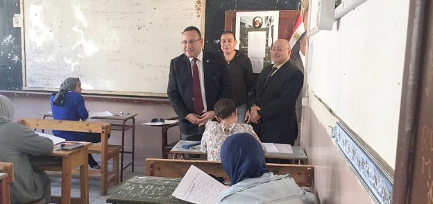 محافظ الإسكندرية يتفقد لجان امتحان الشهادة الإعدادية بإدارة شرق