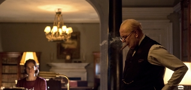 جاري أولدمان في مشهد من فيلم "Darkest Hour"