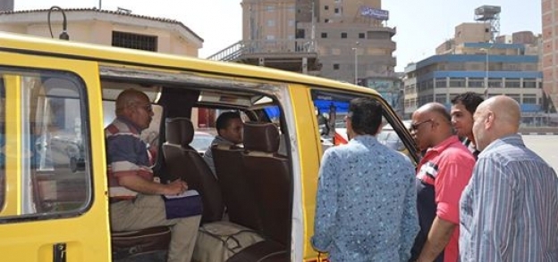 بالصور  حملة مرورية مكبرة على السرفيس لردع المخالفين بشوارع المحلة