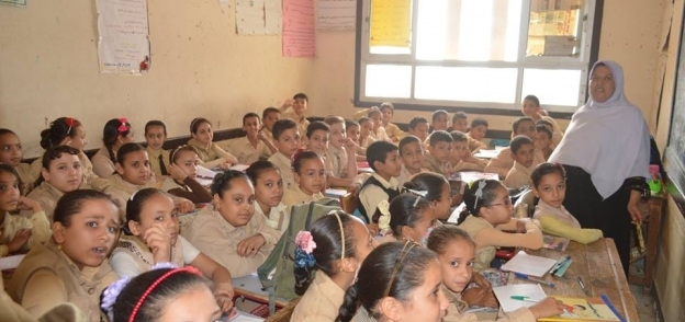 طالبا بفصول مدرسة فى كفر الشيخ