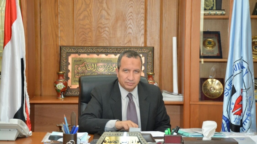 الدكتور السيد الشرقاوي رئيس جامعة السويس