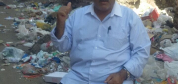 رئيس جمعية مواطنون ضد الغلاء يعتصم بجوار مقلب قمامة لحين أزالته