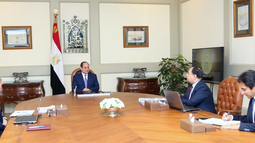 جانب من اجتماع الرئيس عبد الفتاح السيسي ورئيس مجلس الوزراء ووزير المالية
