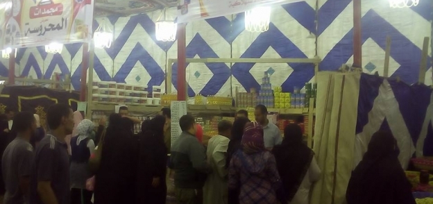 استمرار إقبال الآلاف من مواطني الغربية على منافذ بيع السلع الغذائية