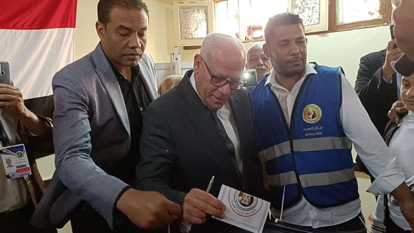 محافظ بورسعيد يدلي بصوته في الانتخابات الرئاسية
