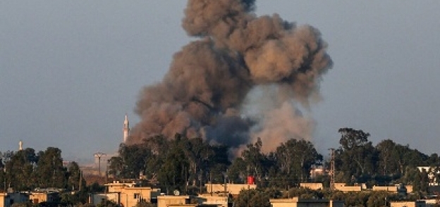 تصاعد كثيف للدخان إثر الغارات الجوية بمحافظة درعا