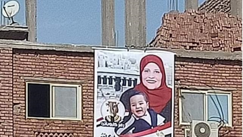 طفل في الأقصر يدعم ترشح جدته بلافتة لانتخابات مجلس النواب 2020