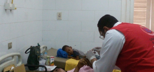 بالصور| فحص السودانيين المصابين في حادث تصادم بقنا ضد "فيروس سي"