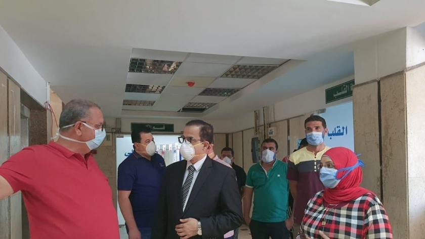 الدكتور خالد عبدالغنى وكيل وزارة الصحة بمطروح خلال تفقدة مستشفى مطروح العام