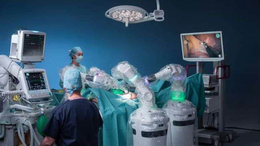 عين شمس تبدأ تجربة الروبوت الجراح في عملياتها الجراحية