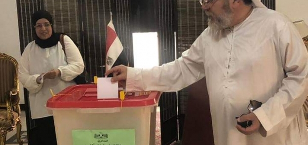 المصريين في الكويت يدلوا باصواتهم في ثاني يوم من الاستفتاء