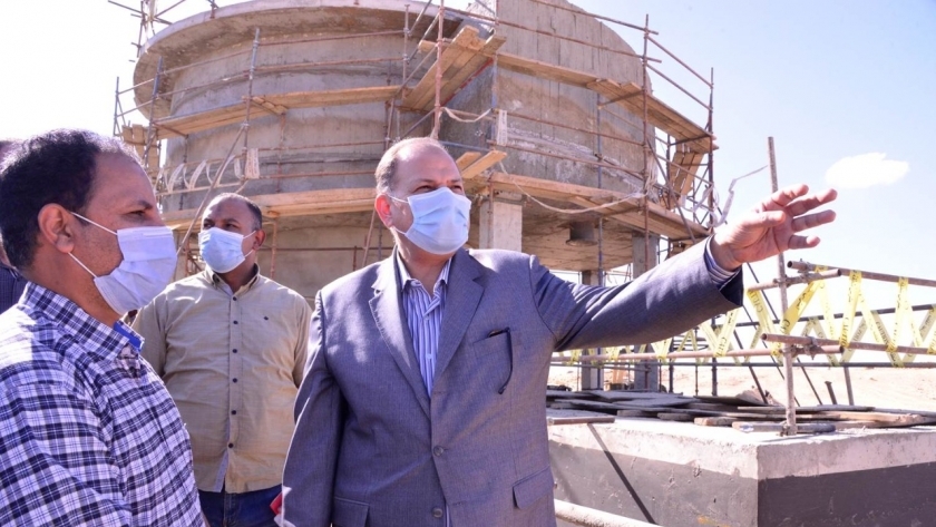 محافظ أسيوط يتفقد أعمال تنفيذ محطتى مياه الشرب وكهرباء مدينة ناصر الجديدة وبعض مشروعات البنية الأساسية