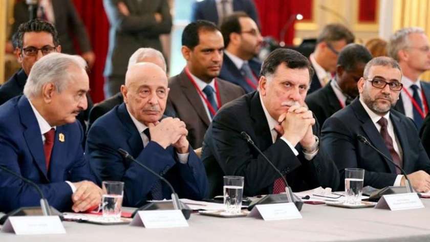 المشير حفتر وفايز السراج خلال حضور مؤتمر «باليرمو» حول ليبيا