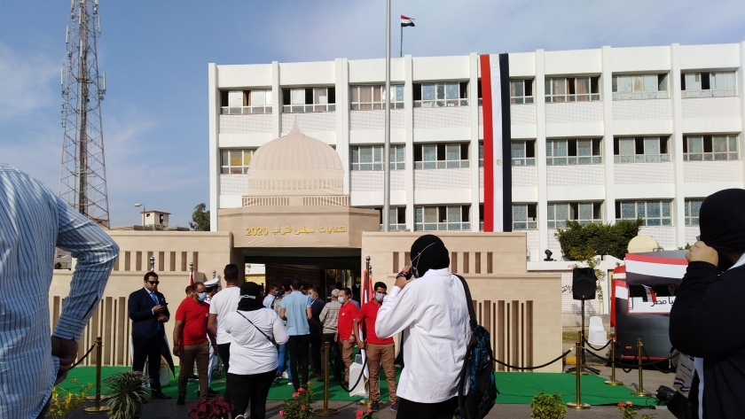 مدرسة سيزا نبراوي تتزين بمجسم لقبة البرلمان في انتخابات النواب