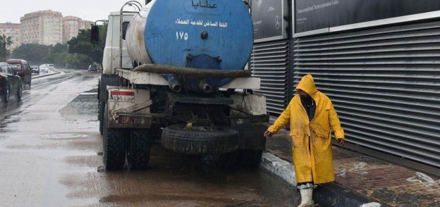 الصرف الصحى بالإسكندرية يدفع بـ93 سيارة لسحب المياه مع استمرار هطول الأمطار الغزيرة