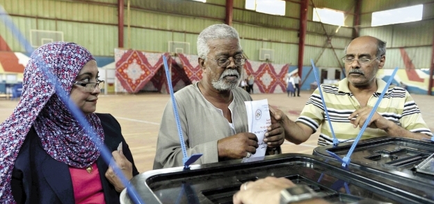 أحد المواطنين يدلى بصوته فى إحدى لجان إمبابة أمس