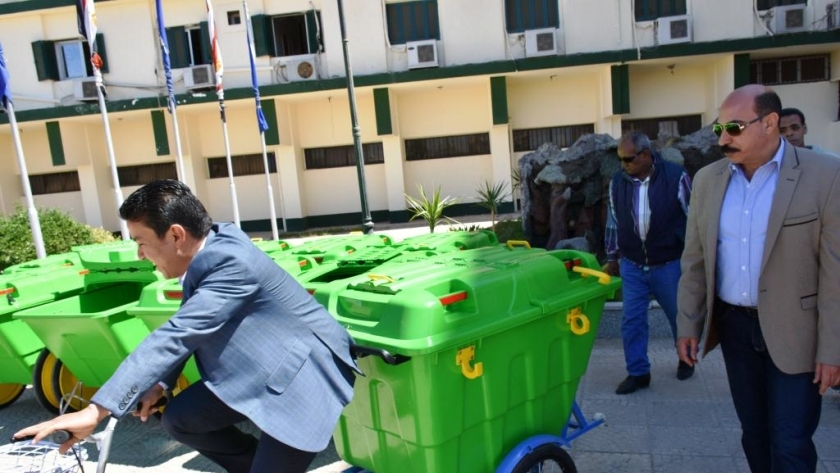 محافظ أسوان يتفقد الصناديق البلاستيكية لدعم منظومة النظافة بالمدينة