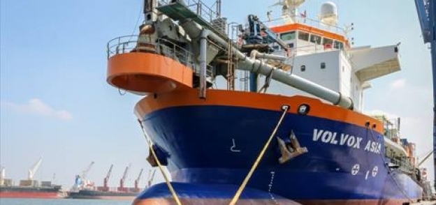 وصول الكراكة "فولفكس آسيا" إلى ميناء دمياط لتعميق الممر الملاحي