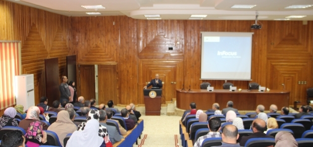 رئيس جامعة كفر الشيخ خلال لقاءه اعضاء هيئة التدريس