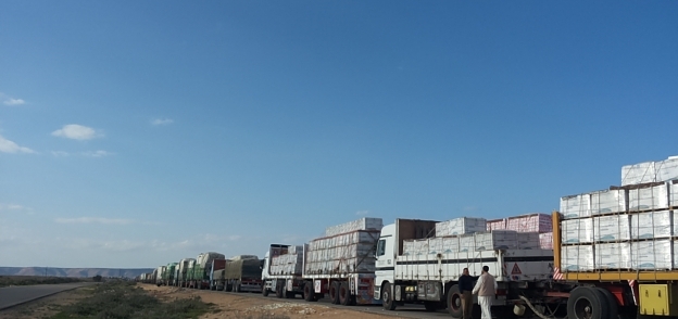 جانب من الشاحنات التى تعبر من مصر الى ليبيا عبر السلوم