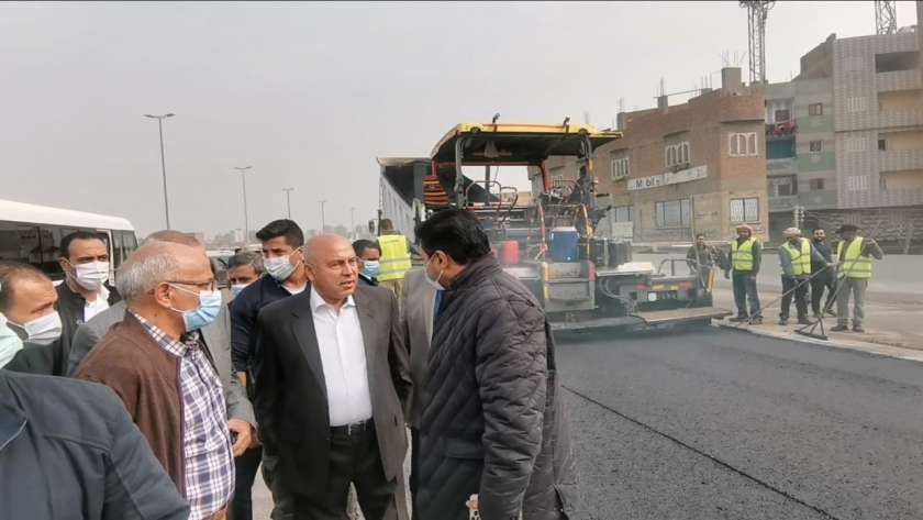 الفريق المهندس كامل الوزير وزير النقل يتفقد أعمال تطوير الطريق الدائري