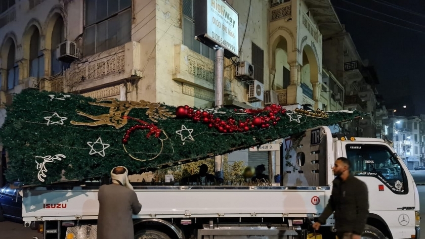 شجرة الكريسماس تزين شوارع القاهرة