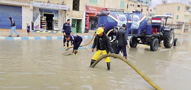 محاولات لـ«شفط» مياه الأمطار من شوارع «مطروح»