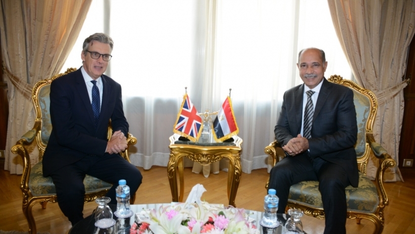 وزير الطيران والسفير البريطاني بالقاهرة