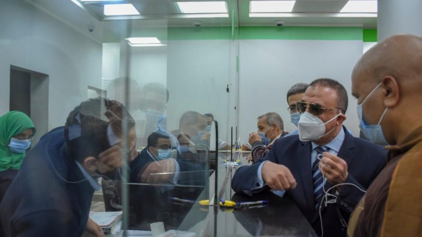 محافظ الإسكندرية: الحكومة تعمل على الحفاظ على العمال وصرف المنحه