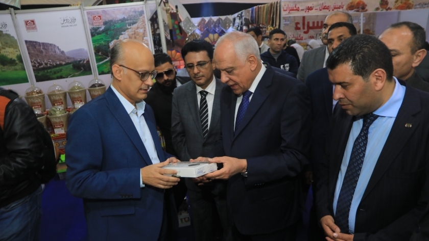 محافظ الجيزة وسفير اليمن خلال افتتاح معرض اهلا رمضان