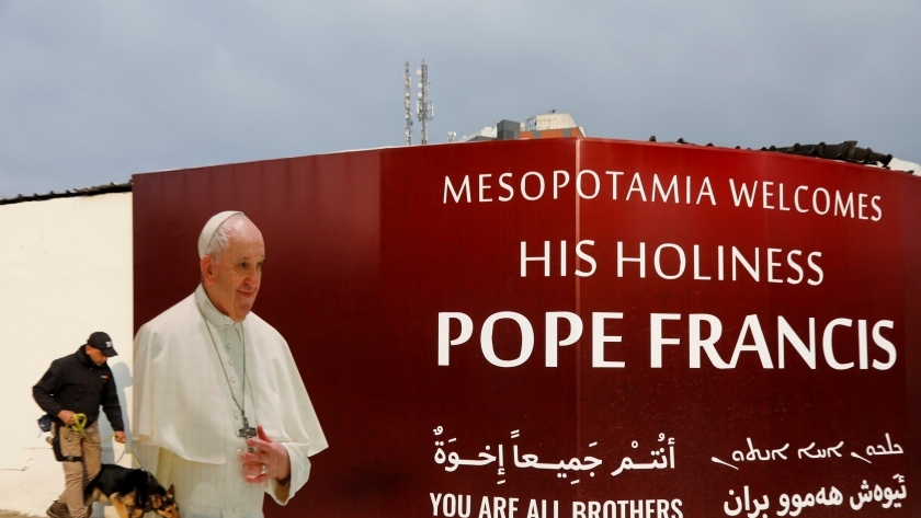 لافتة ترحيب ببابا الفاتيكان