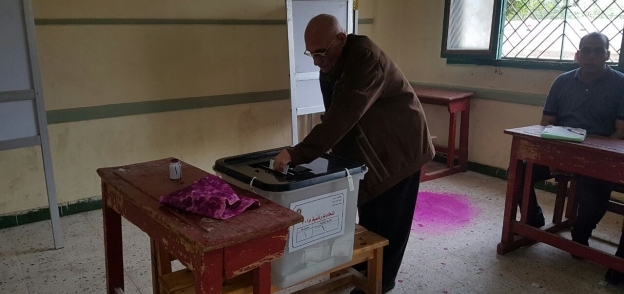 أحد المسنين أثناء الإدلاء بصوته في الانتخابات الرئاسية