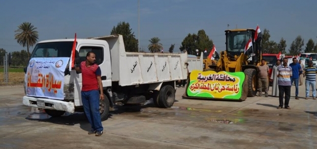 محافظ الغربية وسكرتير عام محافظة يتفقد معدات النظافة لرفع أكوام القمامة