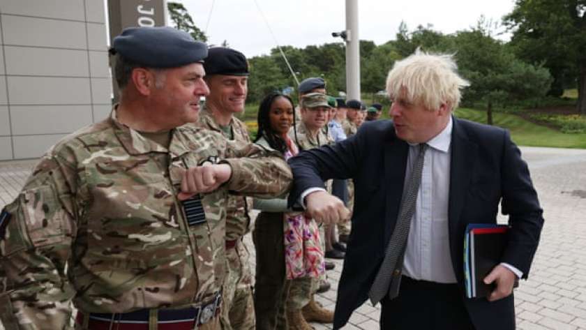 جونسون يلتقي بأفراد يعملون في عملية المملكة المتحدة للإجلاء في أفغانستان