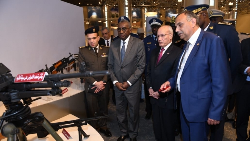 «العصار» مع وزير القوات المسلحة السنغالي بمصنع 200 الحربي