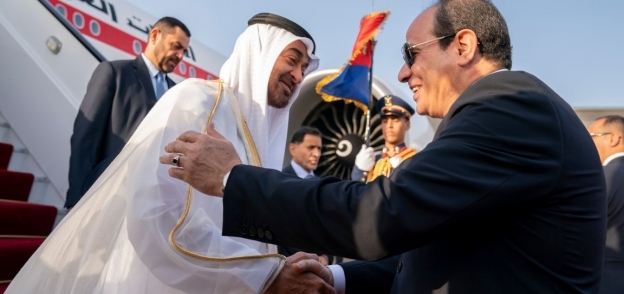 الرئيس السيسي يستقبل ولي عهد أبوظبي في مطار القاهرة - المصدر: وكالة الأنباء الإماراتية (وام).